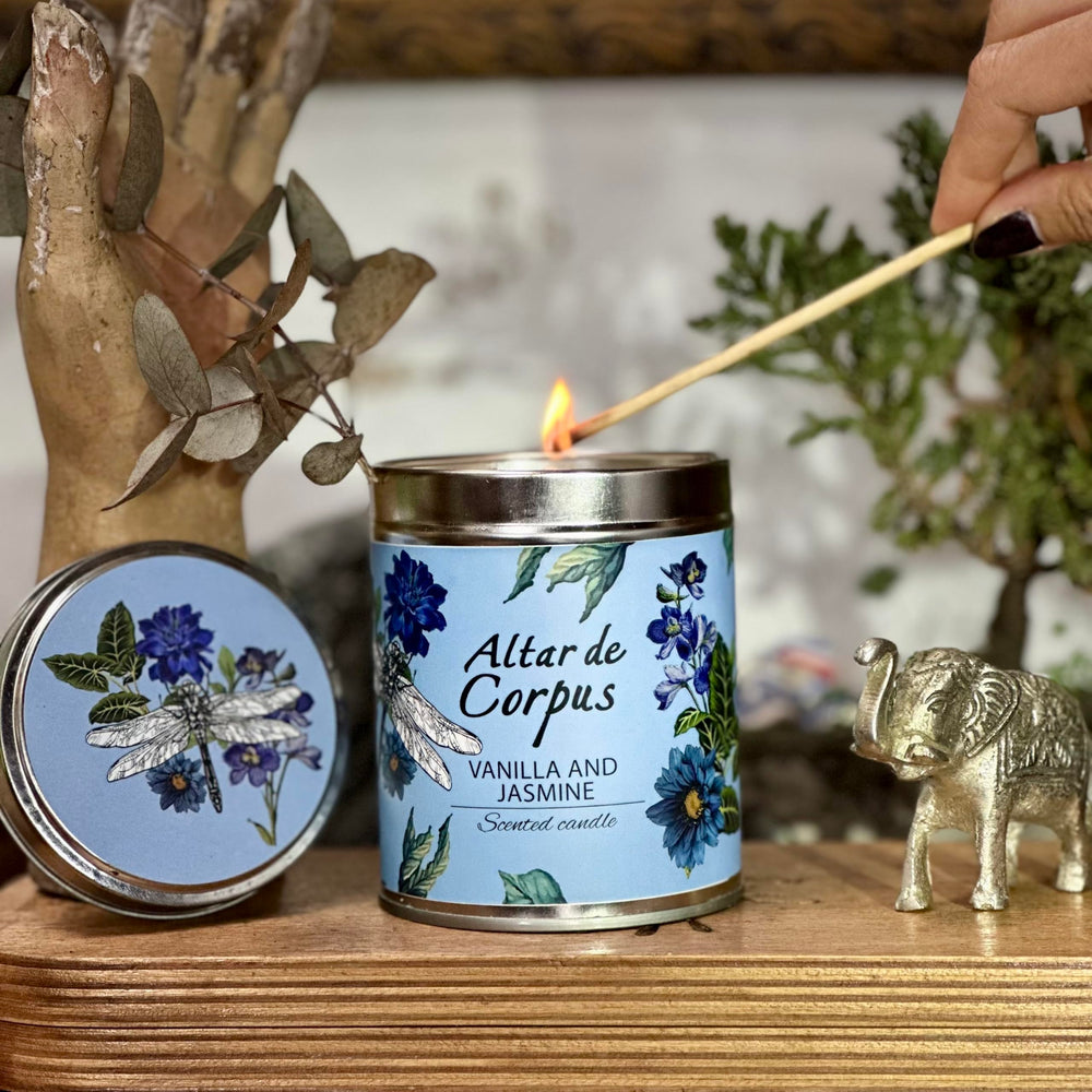 Altar de Corpus vanilla jasmine candle decorative tin complements modern decor.