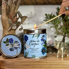 Altar de Corpus vanilla jasmine candle decorative tin complements modern decor.