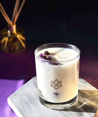 Aluminate Life coconut wax vegan candle free of parabens and phthalates.