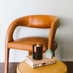Calyan Oakmoss Amber candle black tumbler jar detail