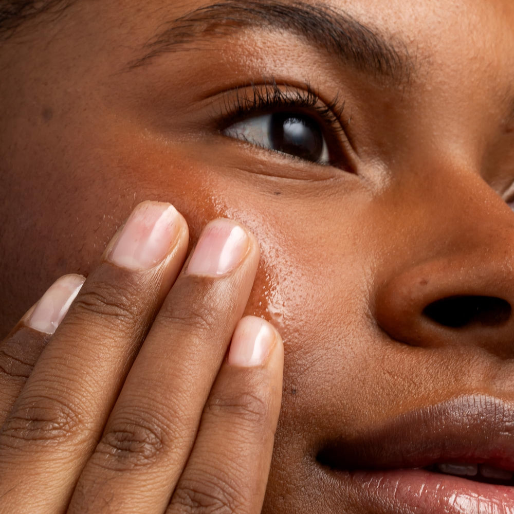 Cliganic Apricot Oil pour close-up highlights fast-absorbing skin care.