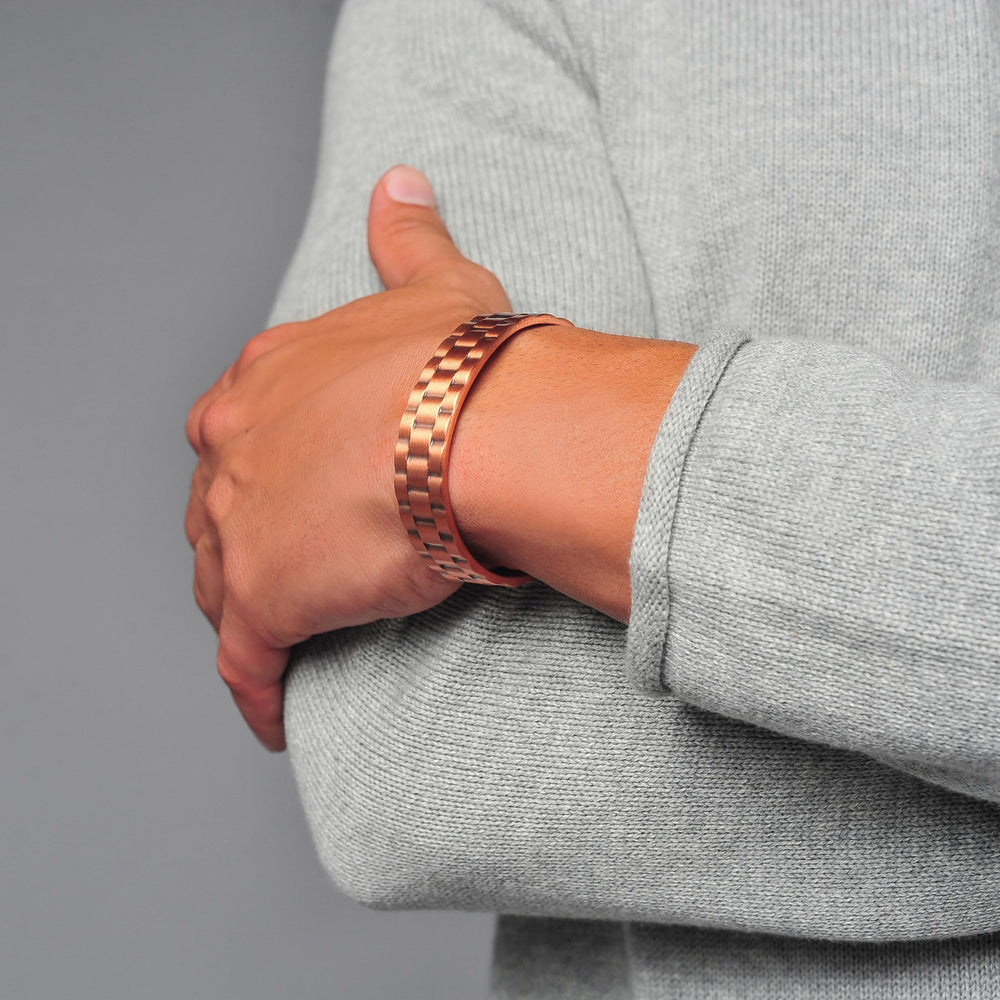 Earth Therapy six neodymium magnets arranged around copper cuff creating a strong wrist field