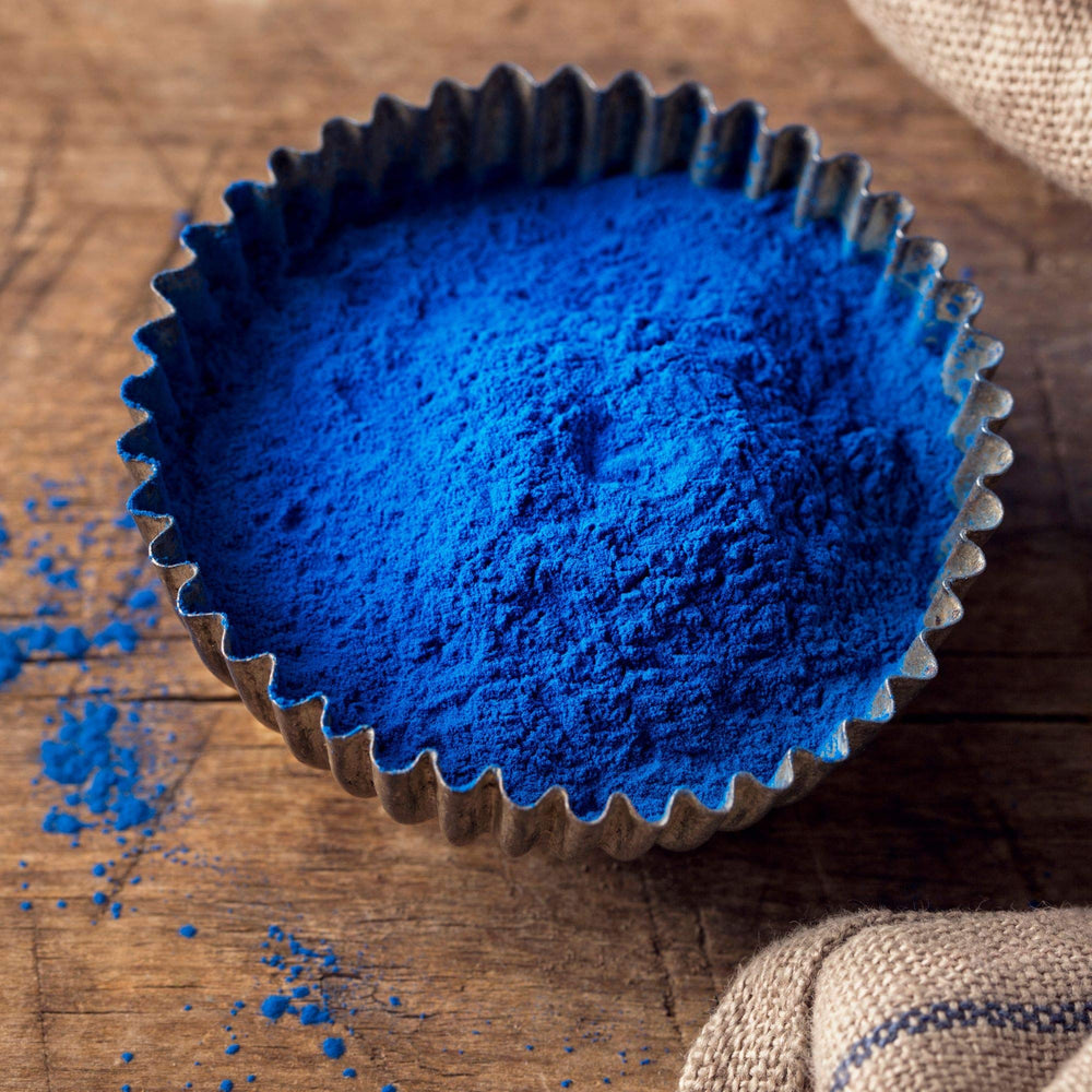 Ellie’s Best blue spirulina powder with scoop for precise serving in smoothies