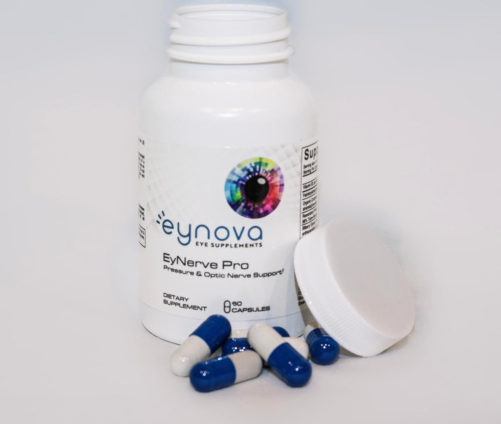 Eynova EyNerve Pro use-in-hands demonstrates convenient easy-to-swallow capsules.