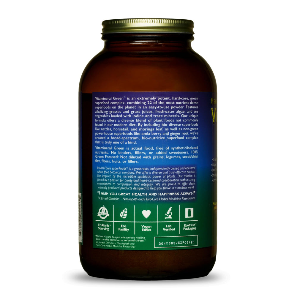 A scoop of Vitamineral Green beside a glass shows convenient serving.