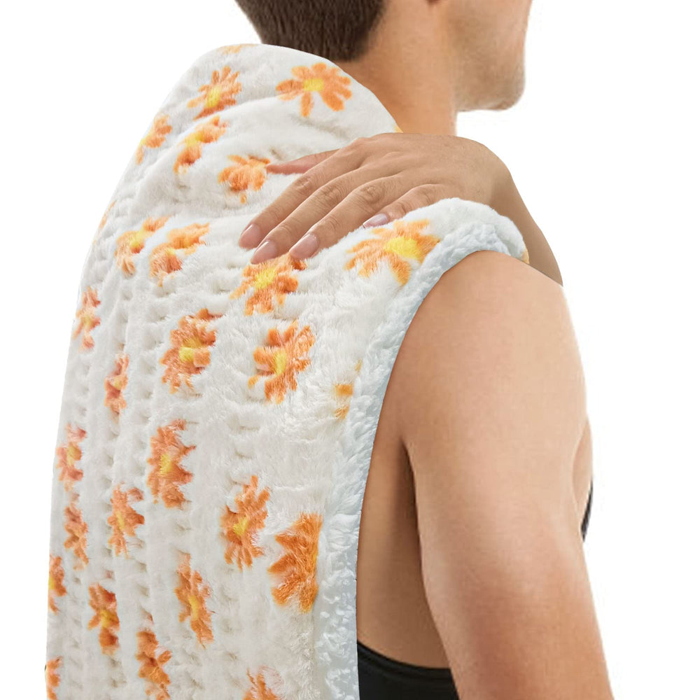 HELLOMOTO heating pad with a machine-washable cover for easy cleanup.