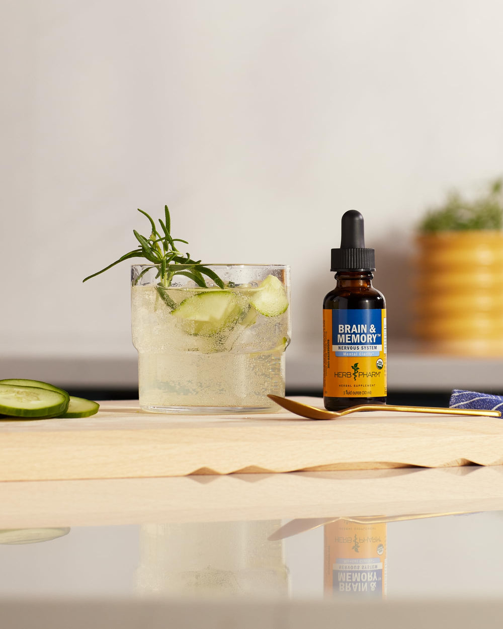 Herb Pharm Brain and Memory liquid pours into a glass for easy use