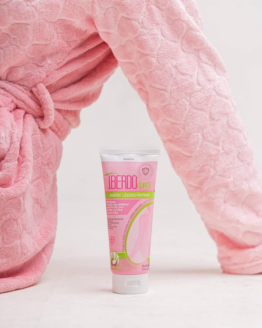 IBERDO PLUS coconut oil closeup emphasizes nourishment.