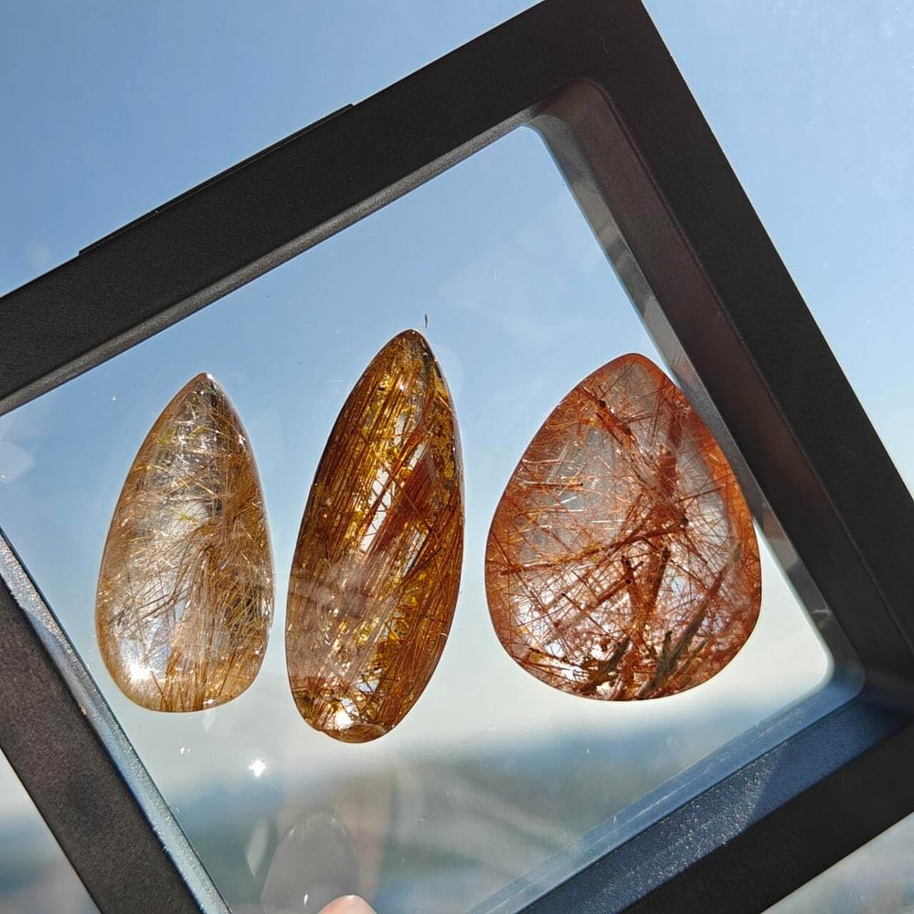 JDFlying rutilated quartz cabochon with dramatic rutile inclusions