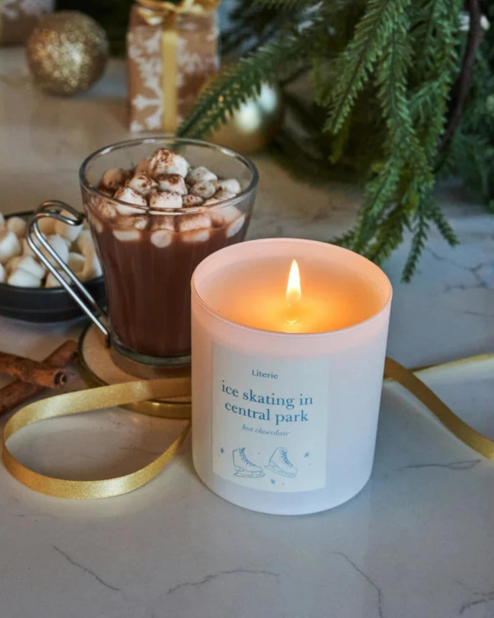 Literie cruelty-free vegan candle enhances cozy evenings.
