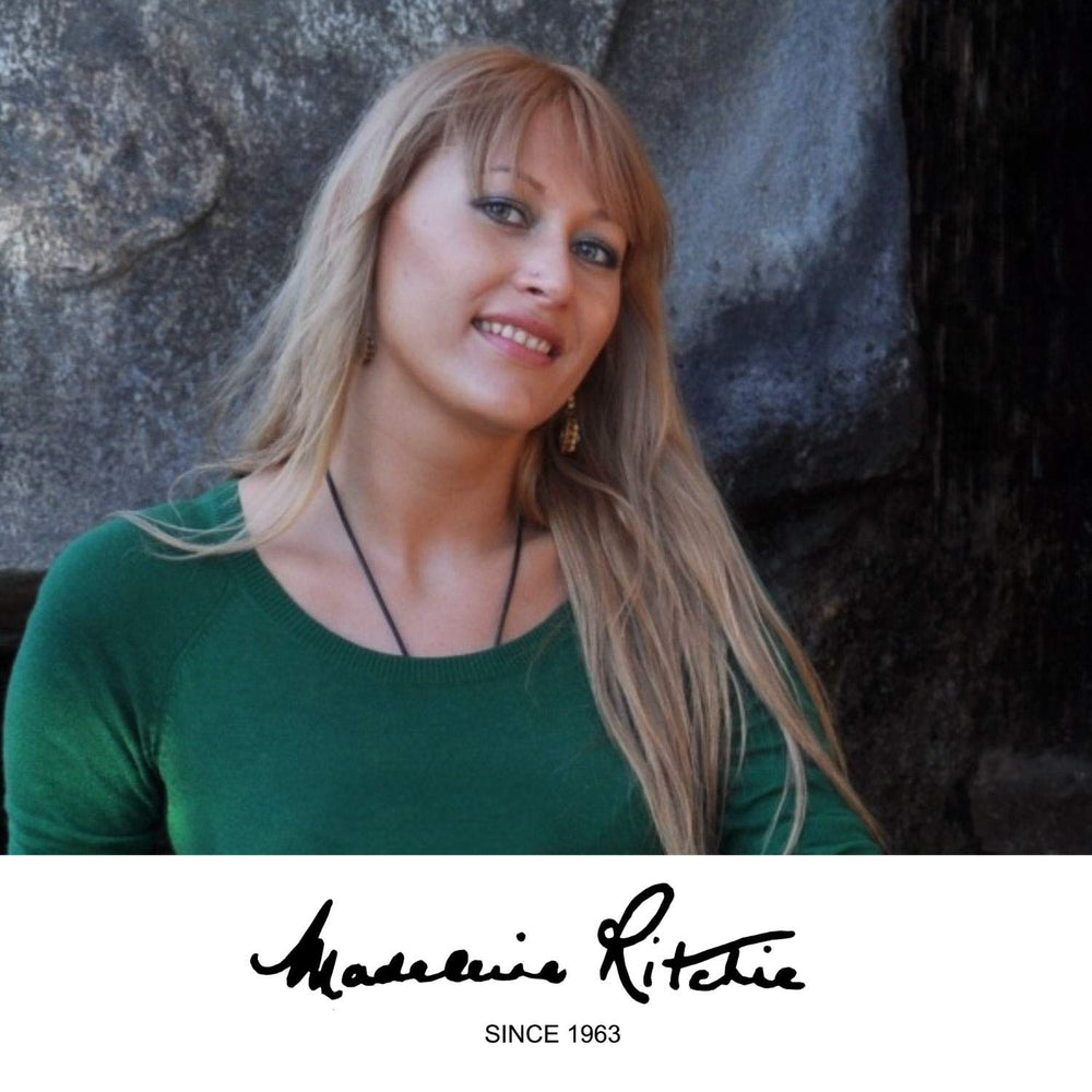 Madeleine Ritchie 16+ Manuka honey texture close-up for rich moisturization.