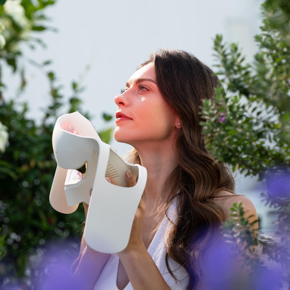 MEGELIN Duo-Lux usage scene illustrating routine skincare at home.