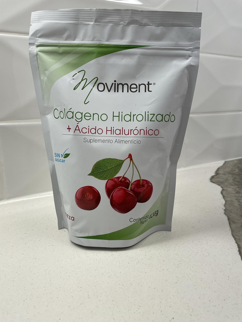 Moviment collagen hyaluronic sugar-free cherry label closeup showcases flavor and sugar-free option
