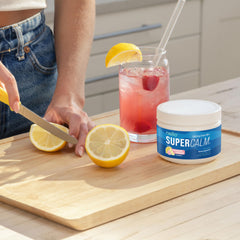 Nello Supercalm multiservings canister shown beside a glass ready to mix
