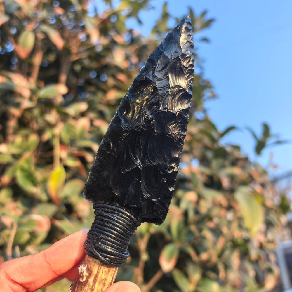 NsmjodStone 9inch arrow knife showcases bold display presence.