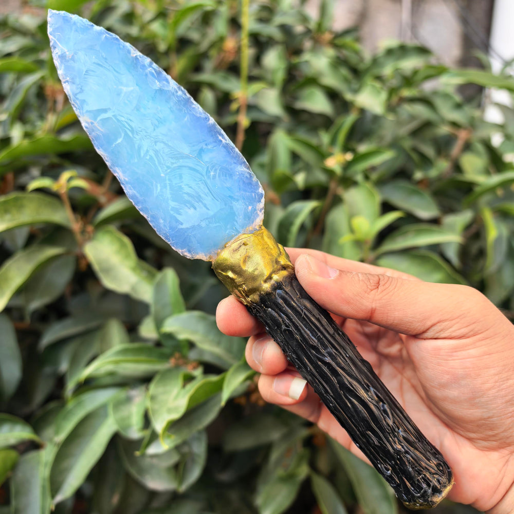 NsmjodStone arrowhead design aids focus and directional symbolism in decor.