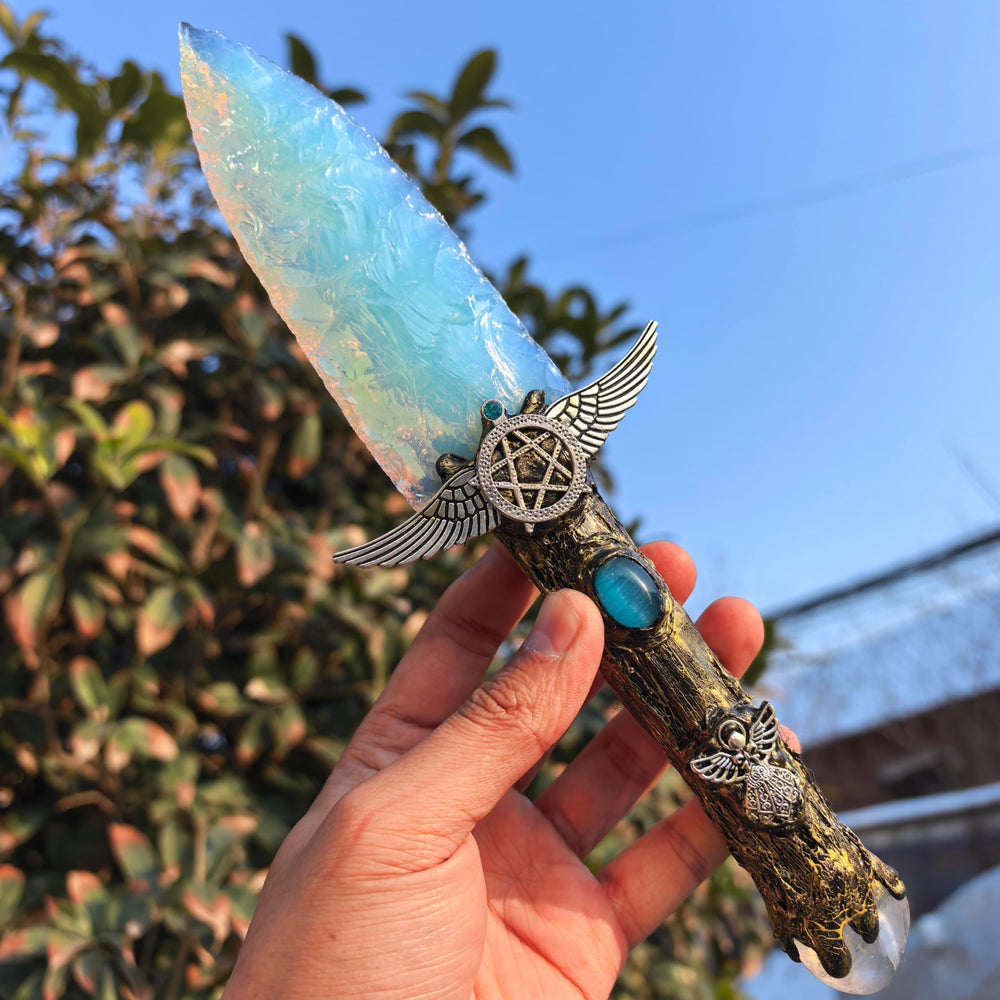 NsmjodStone crystal knife arrow head highlights natural energy and design.