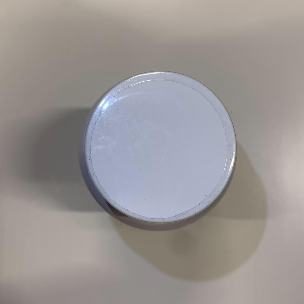 partiQlar NR capsules in hand: ready-to-take NR dose.