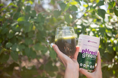 Phresh Greens dispensing spoon illustrates smooth, quick mix in water.