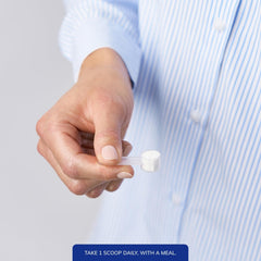 Scoop beside bottle highlights precise daily dosing of vitamin C powder.