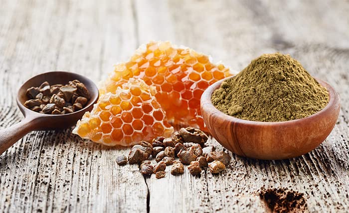 PURE ORIGINAL INGREDIENTS Bee Propolis Powder measuring scoop demonstrates easy portion control.