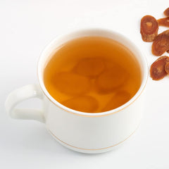 Slices soaking in white wine for a traditional infusion