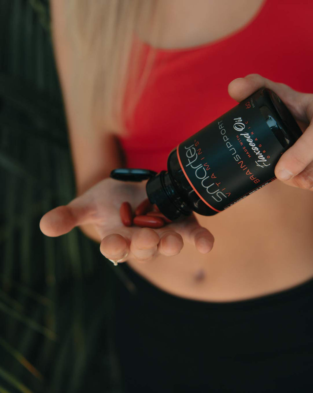 SmarterVitamins Brain Support capsules close-up for cognitive clarity.