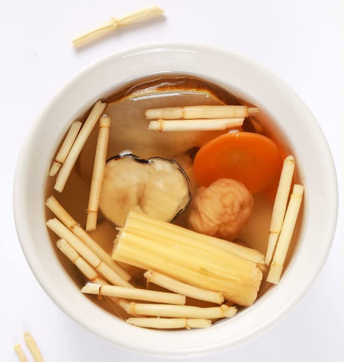 Sweet Post dried lalang grass rhizome tea preparation demonstrates straightforward brewing.