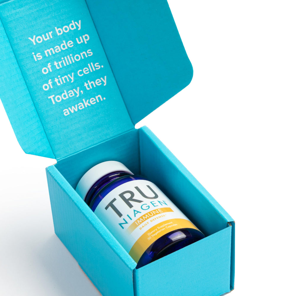 TRU NIAGEN Immune daily-use scene with bottle and glass of water.