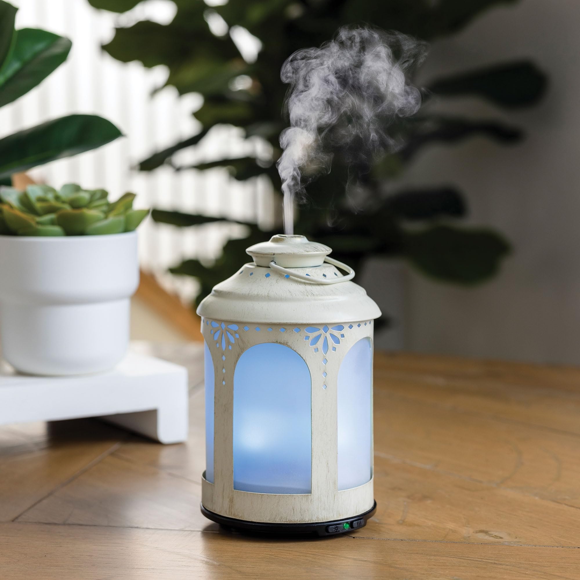 Airome Chelsea diffuser with 100 mL tank releasing a subtle mist