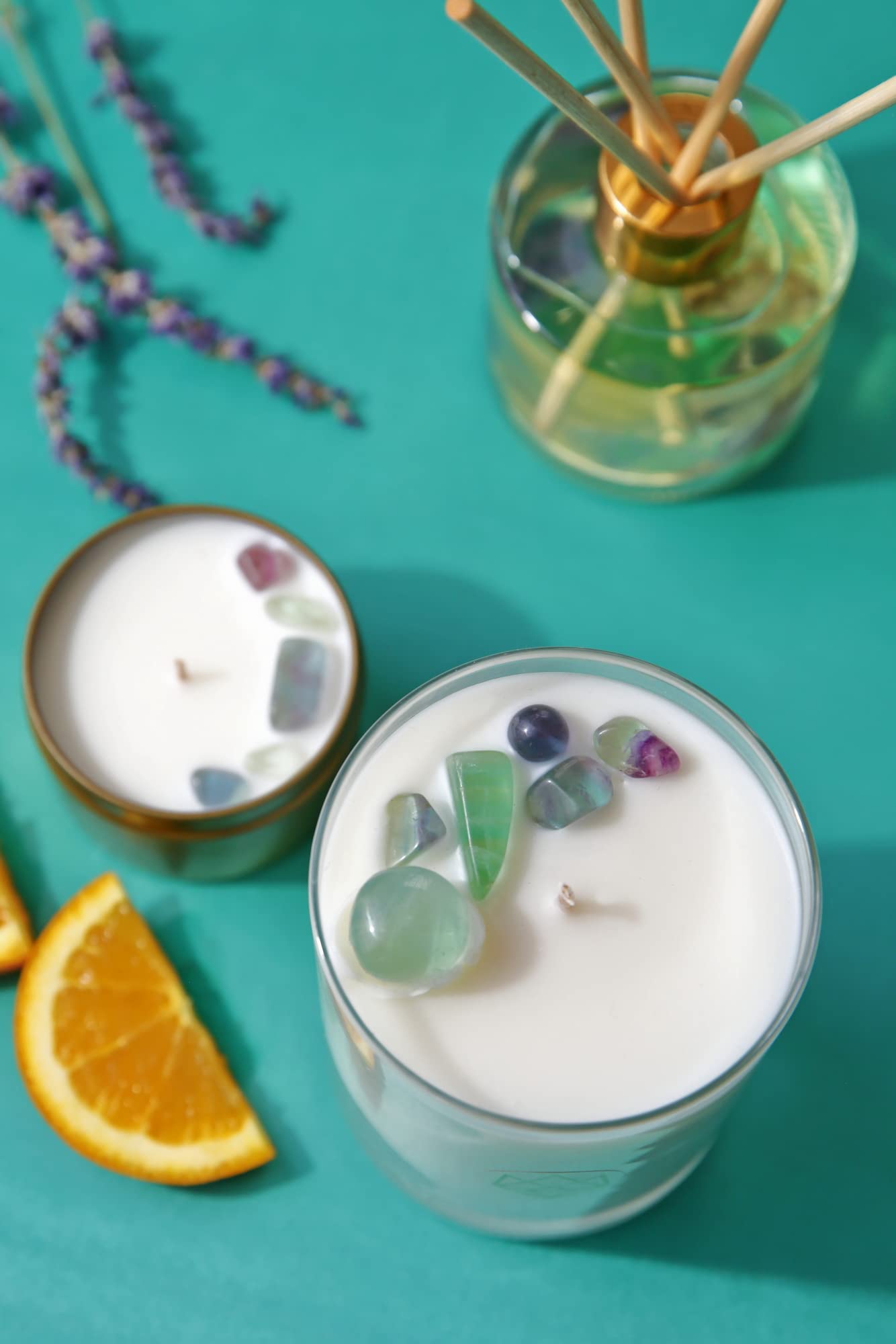 ALUMINATE LIFE cotton wick candle delivers steady burn for longer focus sessions.