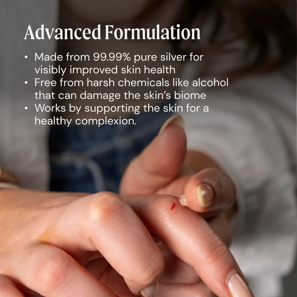 Ameo Life gel on hand skin absorbs quickly, leaving a refreshed feel.
