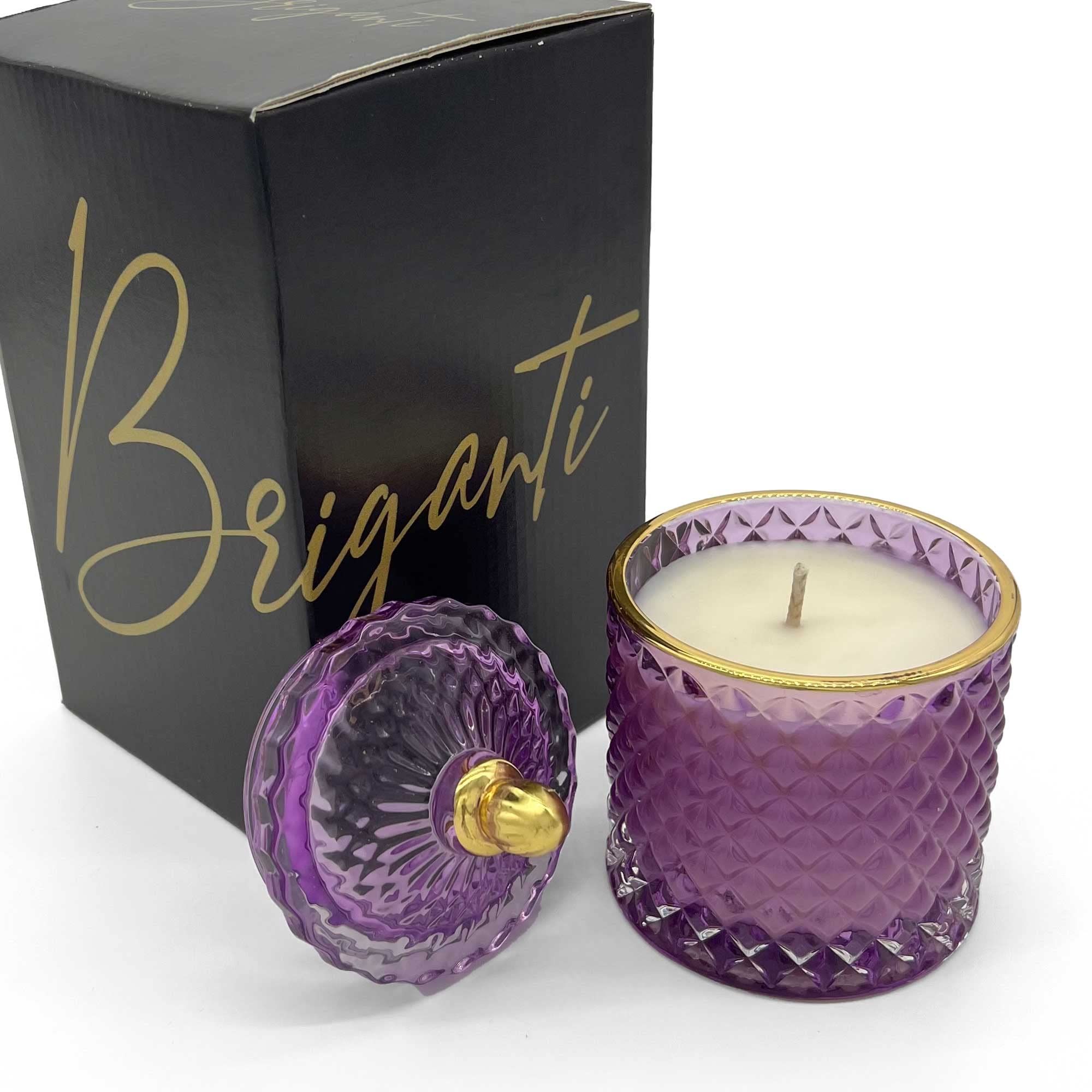 BRIGANTI Coconut Island candle in violet jar emits a coastal, relaxing fragrance.