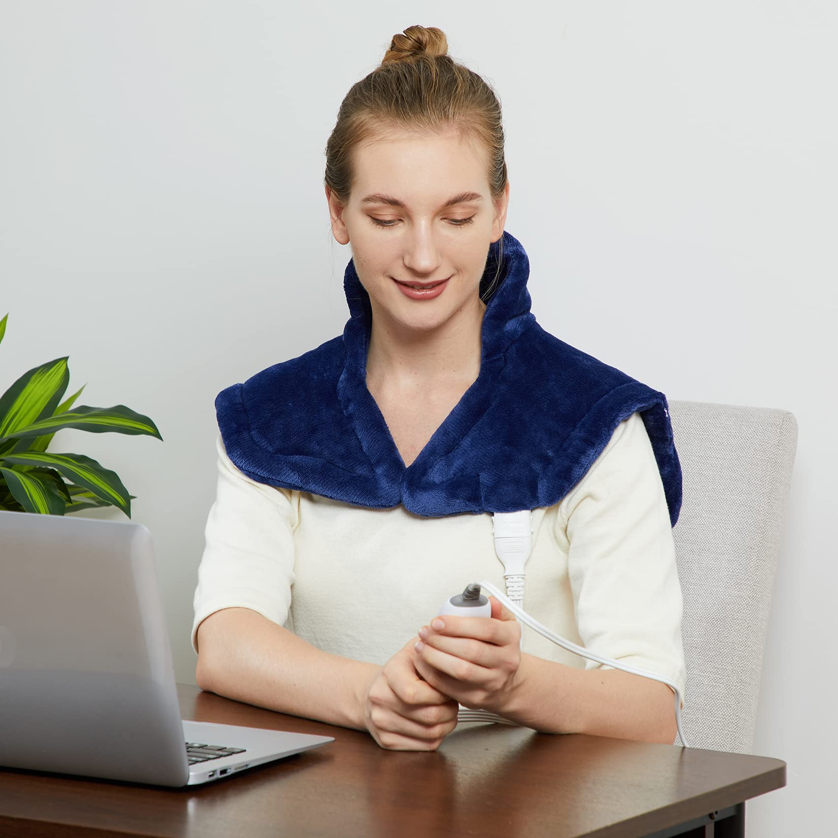 CAROMIO weighted heating pad for neck and shoulders closeup showing targeted warmth