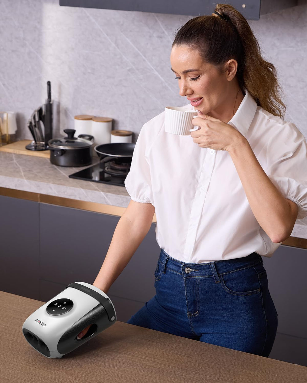 CINCOM hand massager with air compression delivering finger support