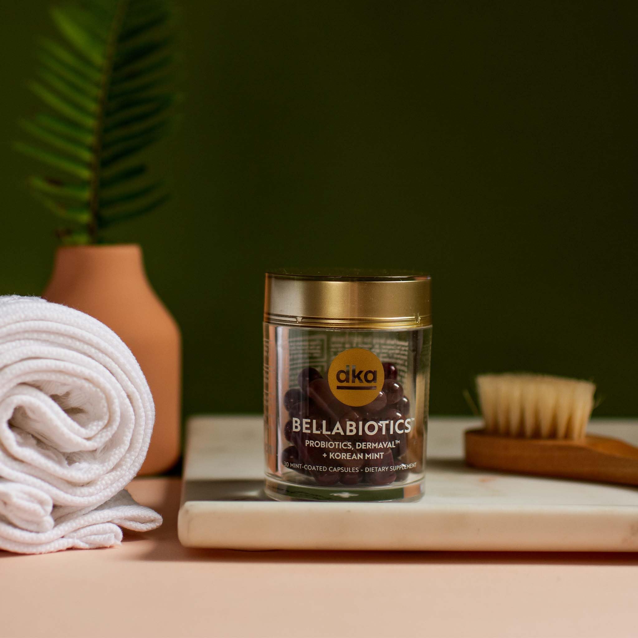 Dr. Kellyann Bellabiotics-skin-glow-visual hints at skin hydration and luminosity.