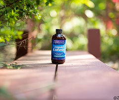 Dr's Advantage Liquid Lutein dosing spoon supports accurate measure.