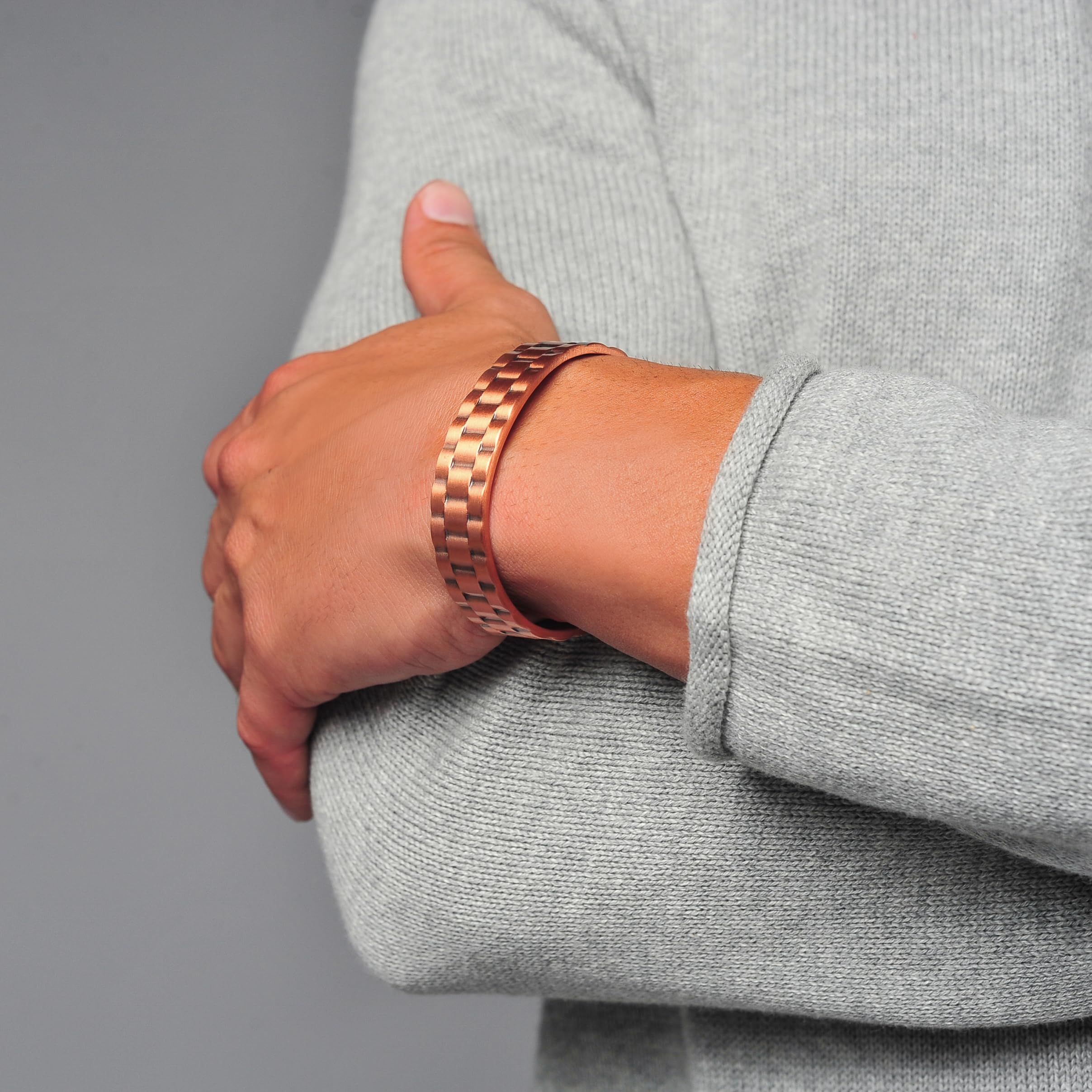 Earth Therapy six neodymium magnets arranged around copper cuff creating a strong wrist field