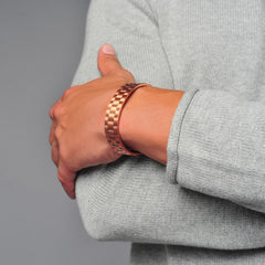 Earth Therapy six neodymium magnets arranged around copper cuff creating a strong wrist field
