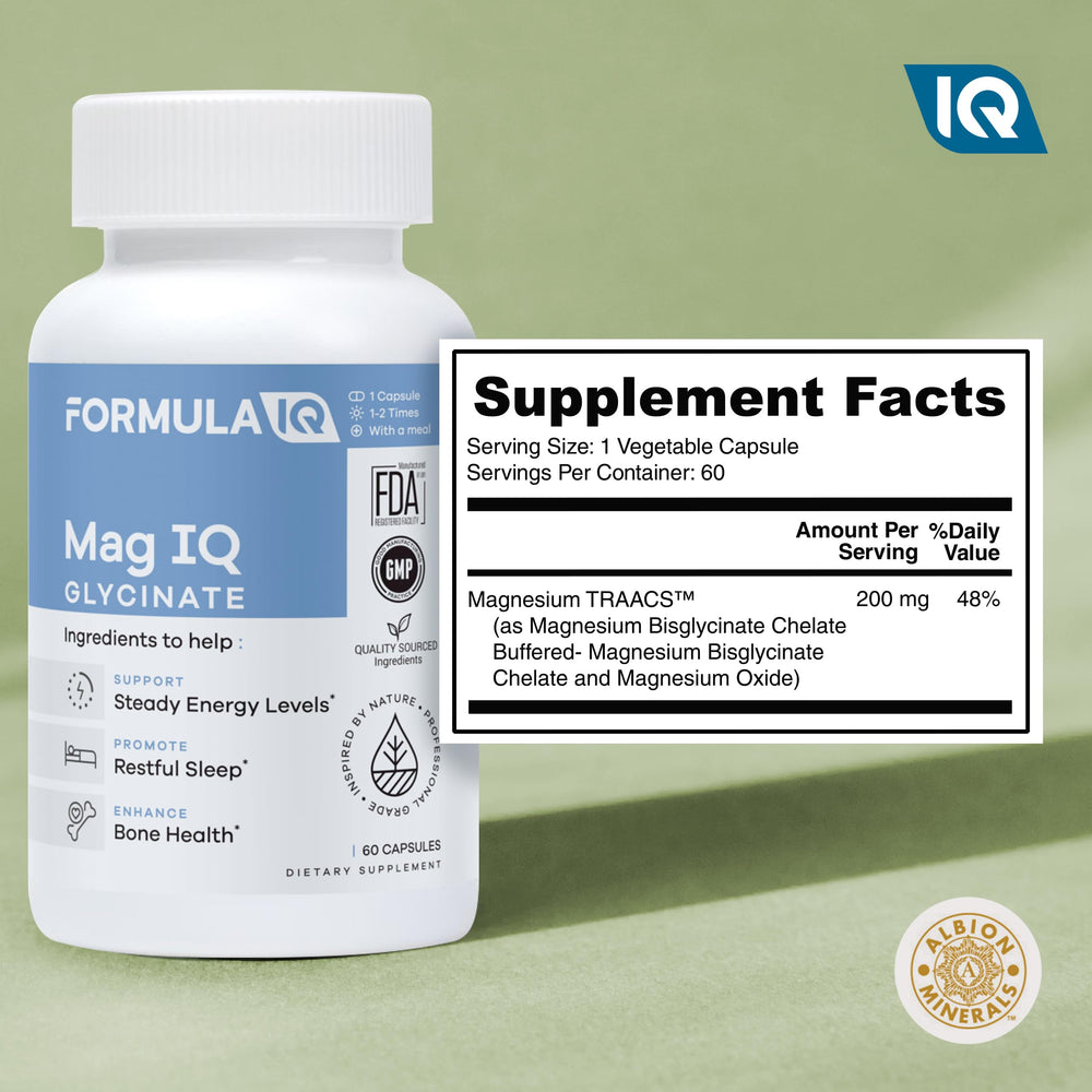 Hand holding FIQ Mag IQ capsules to illustrate easy daily intake.