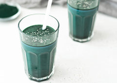 Food to Live algae powder in a glass smoothie for a vibrant drink.