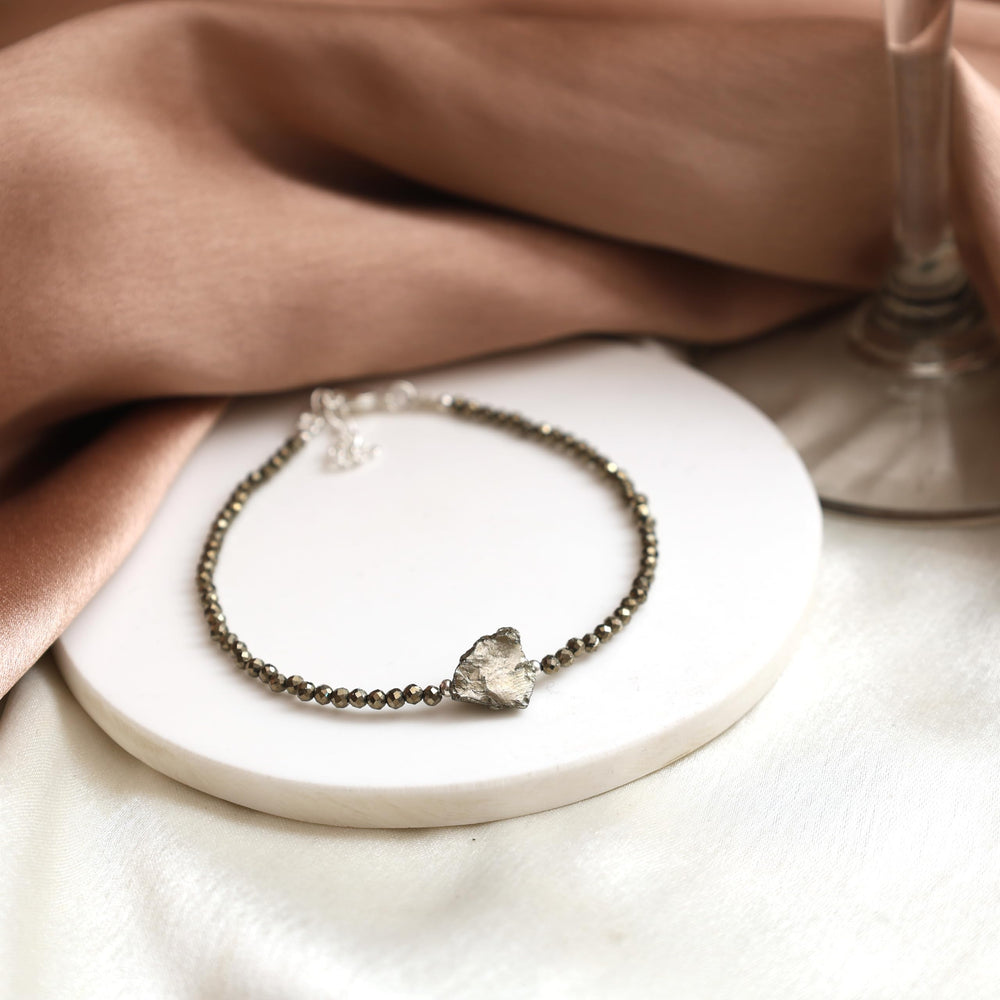 GEMPIRES NATURE’S TREASURE pyrite bracelet with silver-plated clasp complements outfits