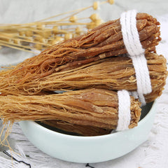 Generic Red Ginseng tea being brewed with sliced roots.