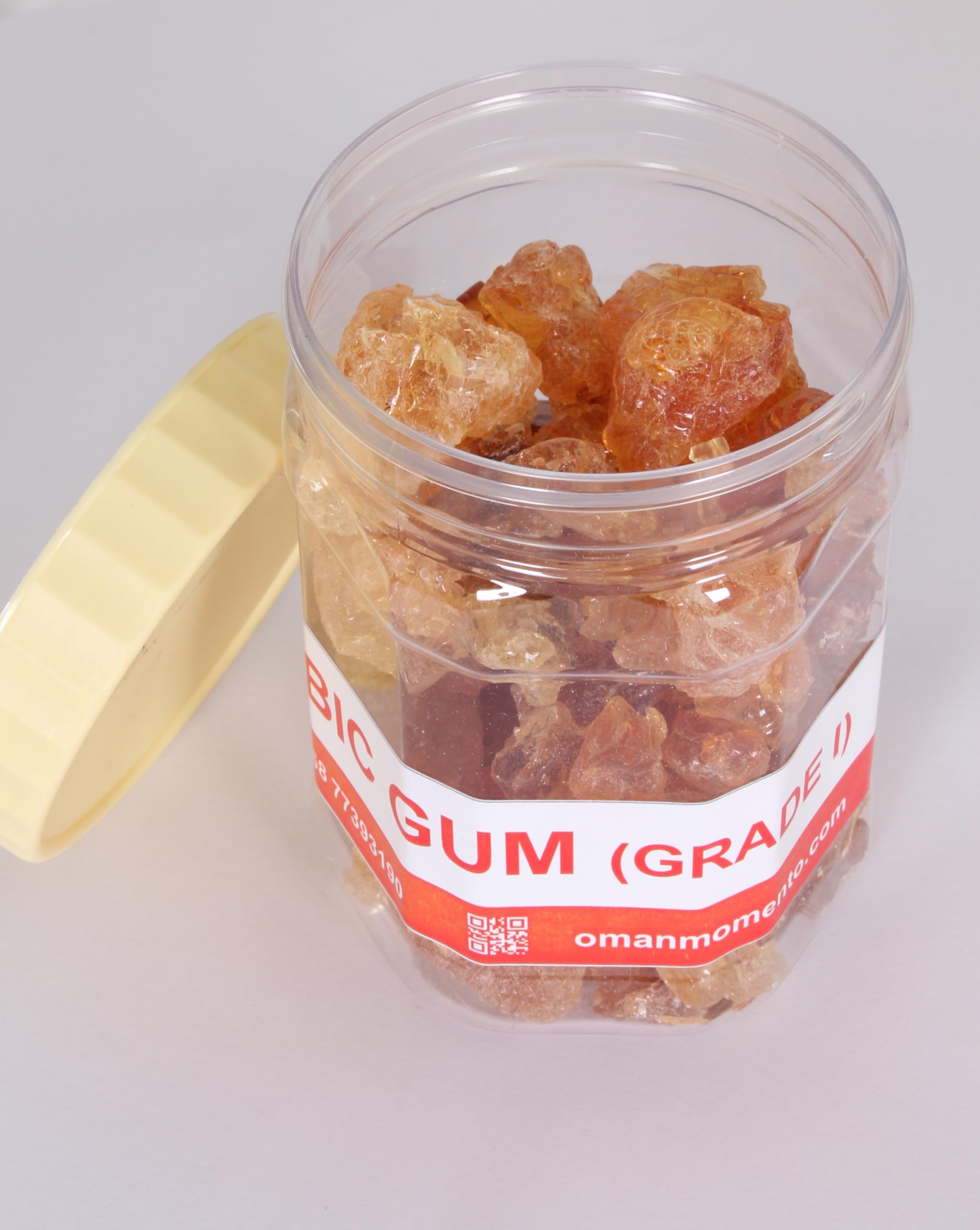Oman Momento Gum Arabic powder close-up highlighting natural purity and fine texture.