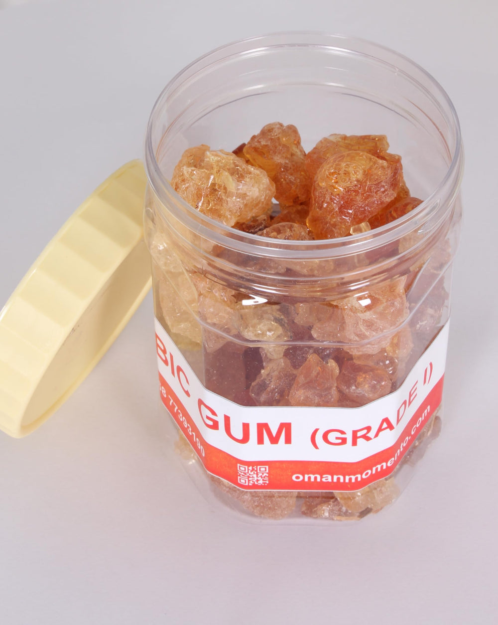 Oman Momento Gum Arabic powder close-up highlighting natural purity and fine texture.