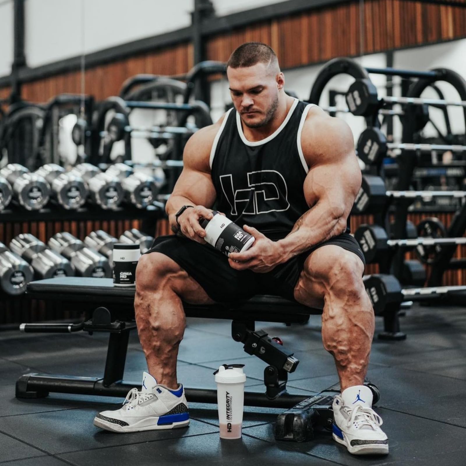 HD MUSCLE CreaHD Creapure scoop demonstrates convenient daily dosing for workouts.