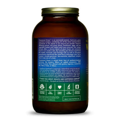 A scoop of Vitamineral Green beside a glass shows convenient serving.