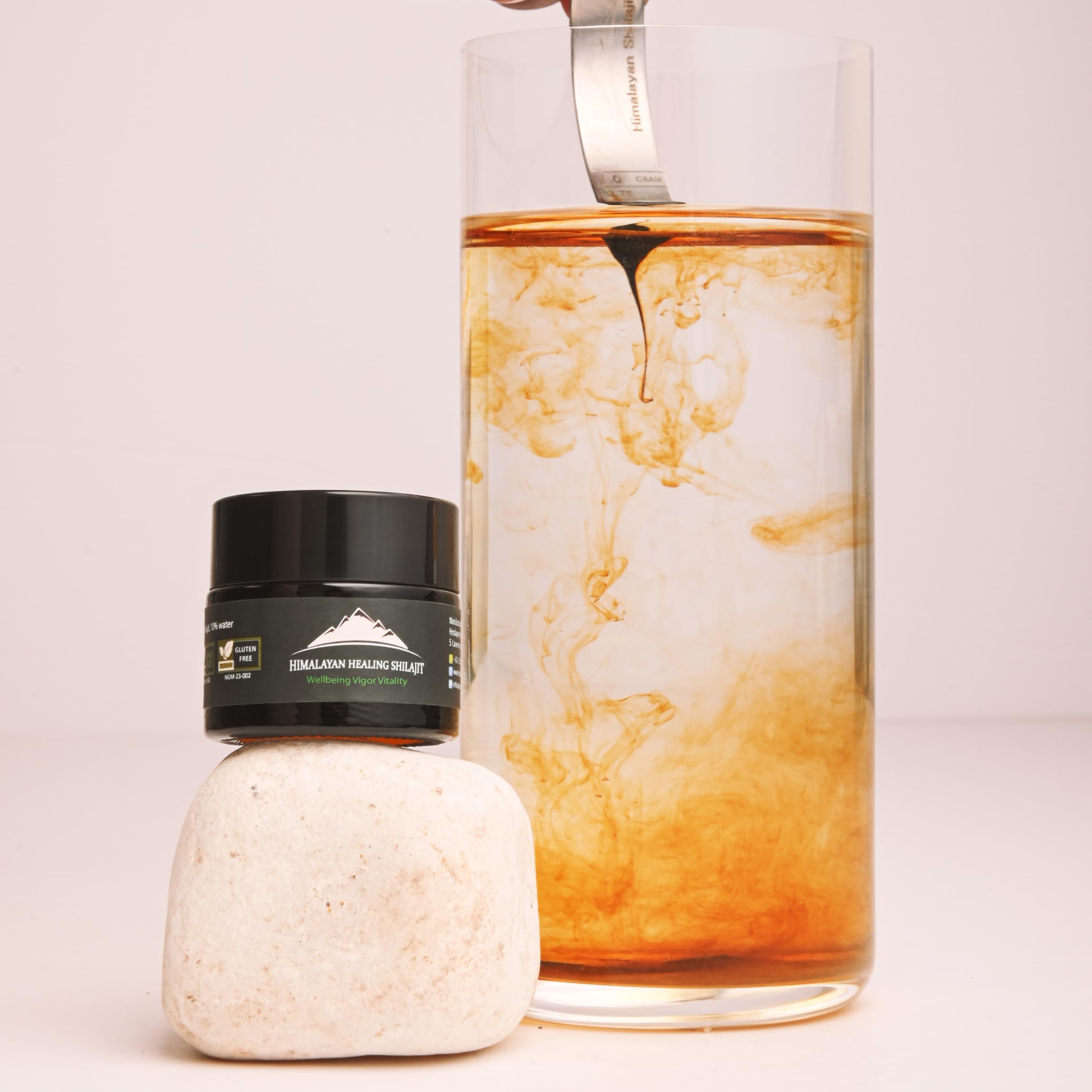 Himalayan Shilajit scoop dosing shows precise measurement for consistent intake.