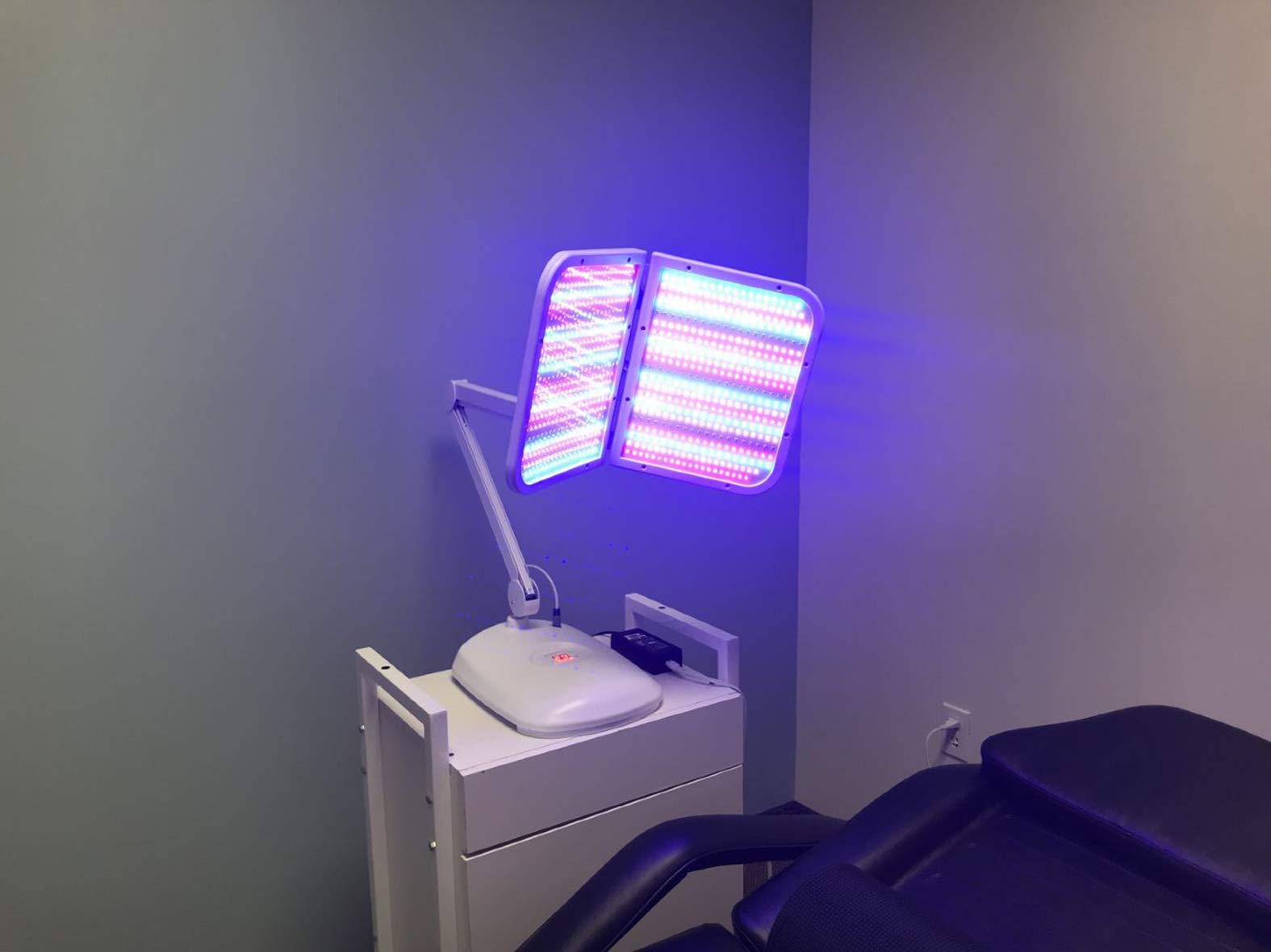 Hydraskincare LED mixed light 620nm 850nm 460nm for acne management