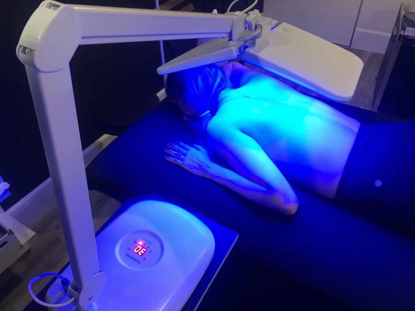 Hydraskincare LED red light 620nm for wrinkle-focused skin sessions
